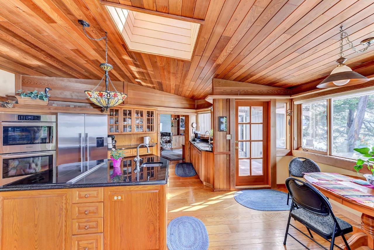North Saanich Oceanside Lodge Saanich Inlet מראה חיצוני תמונה